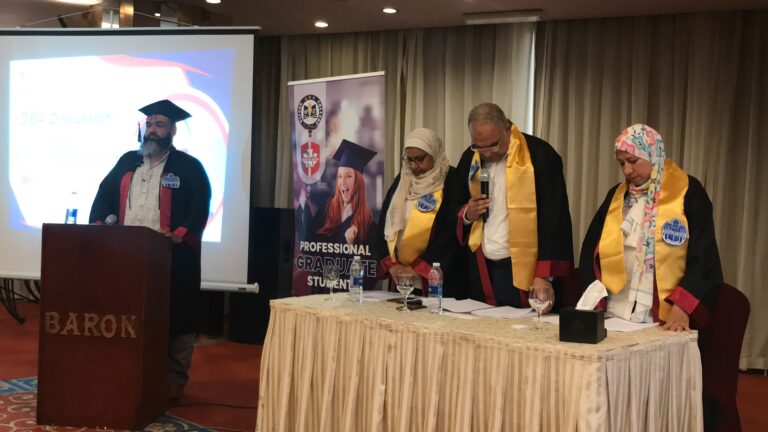 من جلسات المناقشة لطلاب الماجستير والدكتوراه المهنية